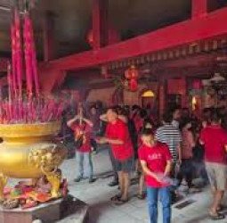 Imlek di Vihara Bahtera Bhakti Ancol, Asap Hio dan Doa Mengisi Udara