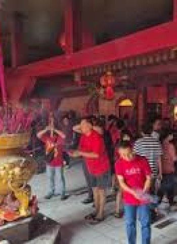 Imlek di Vihara Bahtera Bhakti Ancol, Asap Hio dan Doa Mengisi Udara