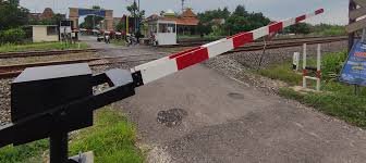 Aksi Nekat Mobil Terobos Palang Pintu di Pasar Rumput, Nyaris Berujung Tragedi Tertabrak Kereta