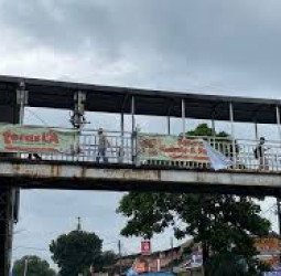 PENERTIBAN RUTIN SPANDUK LIAR DI JEMBATAN PENYEBERANGAN ORANG DAN PEMBATAS JALAN