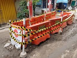 Bahayakan Pengendara di Penjaringan: Pemotor Terperosok ke Kubangan Bekas Galian Proyek