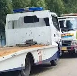 Kendaraan Towing Milik Polisi Diderek Petugas Gara-gara Parkir Sembarangan di Jakarta Barat