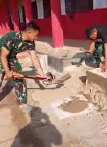 Aksi Sigap Personel TNI AD Bersihkan Sekolah Pascabanjir di Tapanuli Tengah