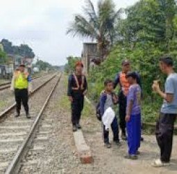 KAI Daop 1 Jakarta Larang Keras Aktivitas Ngabuburit di Dekat Jalur Kereta Api