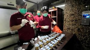 Pastikan Anggota Bebas Narkoba, Puluhan Personel Polres Metro Depok Jalani Tes Urine Mendadak