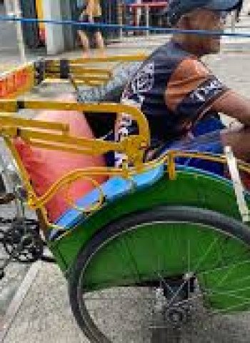 Empat Dekade Setia dengan Becak, Kisah Perjuangan Yanto Bertahan di Tengah Modernitas Jakarta