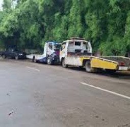 PROTES WARGA MERUYA SELATAN TERKAIT PARKIR LIAR MOBIL DEREK DI JALAN PERMUKIMAN