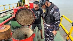 TNI AL Bongkar Sindikat BBM Ilegal di Makassar: Dua Kapal Tanker dan Belasan Kendaraan Disita