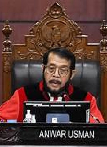 MKMK Beri Surat Peringatan untuk Anwar Usman: Absensi Sidang yang Mengundang Sorotan