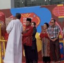 Semarak Pawai Imlek, Menag Nasaruddin dan Gubernur Sherly Tabuh Bedug Pembukaan
