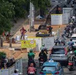 Proyek Galian di Jalan Raya Condet Belum Usai, Pengendara Terjebak Macet Parah Setiap Hari