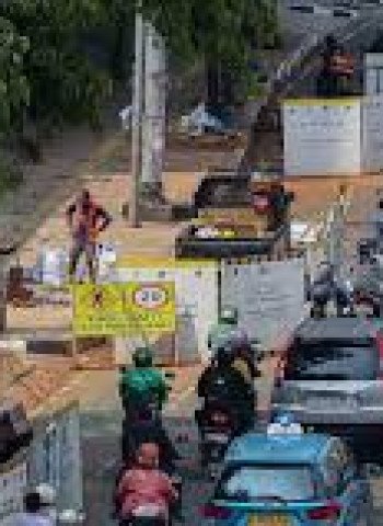Proyek Galian di Jalan Raya Condet Belum Usai, Pengendara Terjebak Macet Parah Setiap Hari
