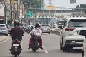 Aksi Berbahaya Siswa SD di Tanah Abang: Berkendara Motor Tanpa Helm dan Berboncengan Tiga
