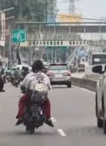 Aksi Berbahaya Siswa SD di Tanah Abang: Berkendara Motor Tanpa Helm dan Berboncengan Tiga