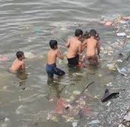 Ancaman Kesehatan Mengintai Anak-Anak Cilincing yang Bermain di Laut Tercemar