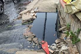 Dampak Buruk Luapan Air Selokan di Kalideres: Picu Aroma Tak Sedap hingga Kerusakan Jalan