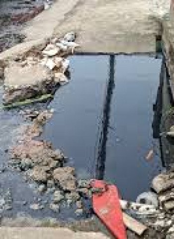 Dampak Buruk Luapan Air Selokan di Kalideres: Picu Aroma Tak Sedap hingga Kerusakan Jalan